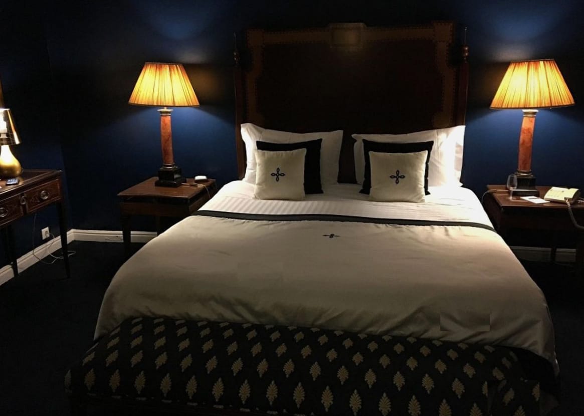 Sitzbereich in einem warm gestalteten Raum des Innsbrucker Hotels